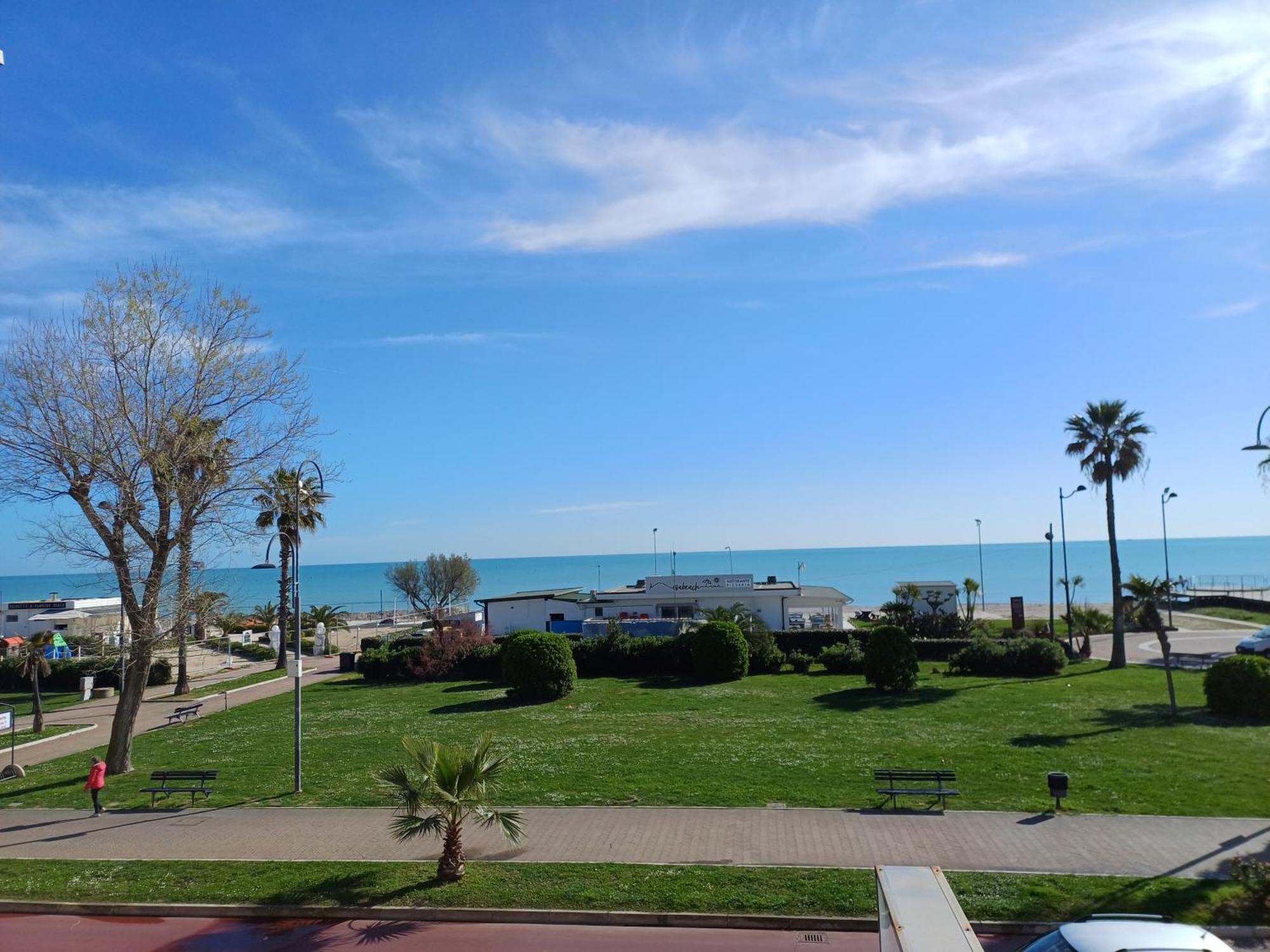 Hotel Promenade Porto SantʼElpidio Buitenkant foto