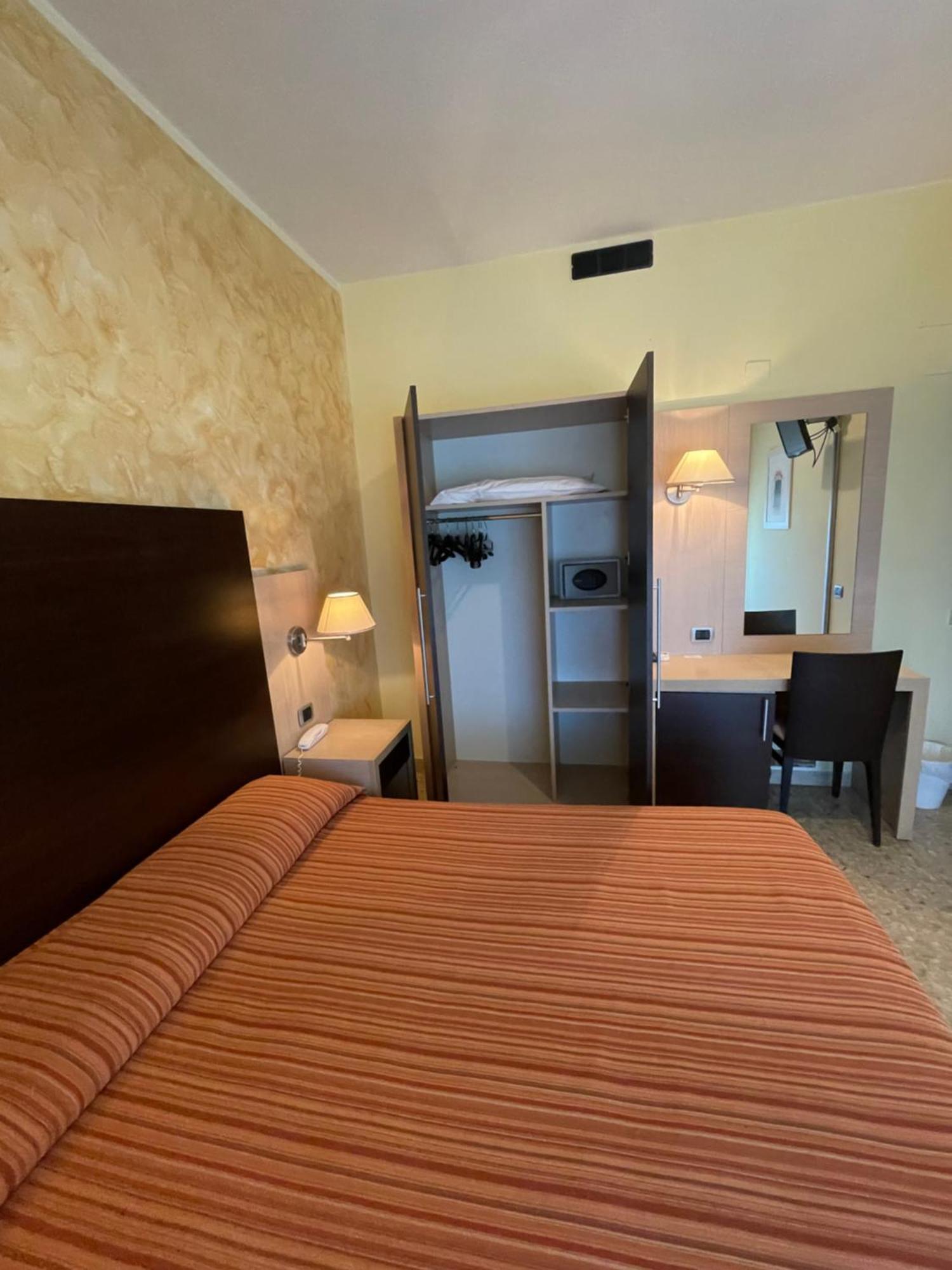 Hotel Promenade Porto SantʼElpidio Buitenkant foto