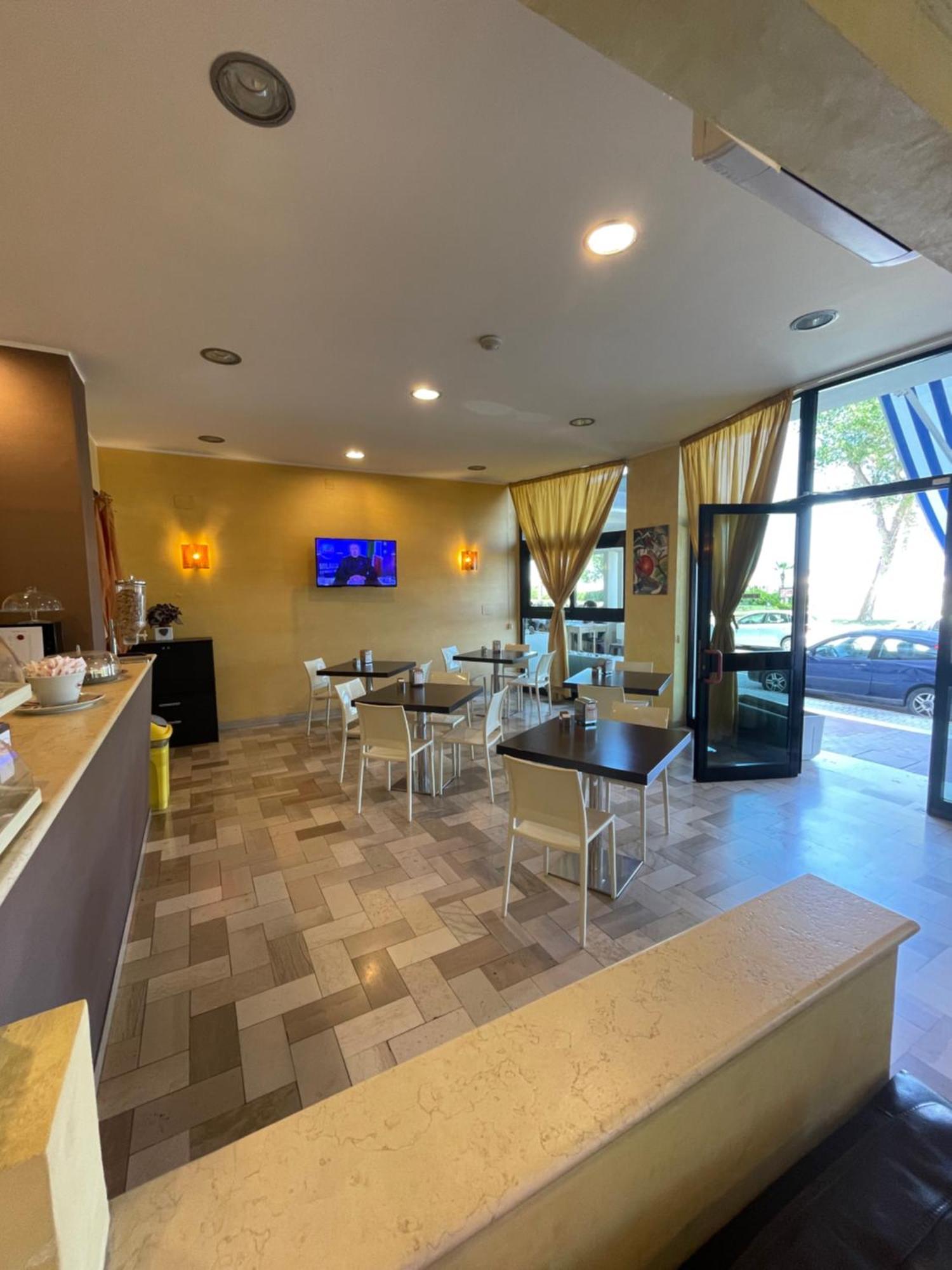 Hotel Promenade Porto SantʼElpidio Buitenkant foto