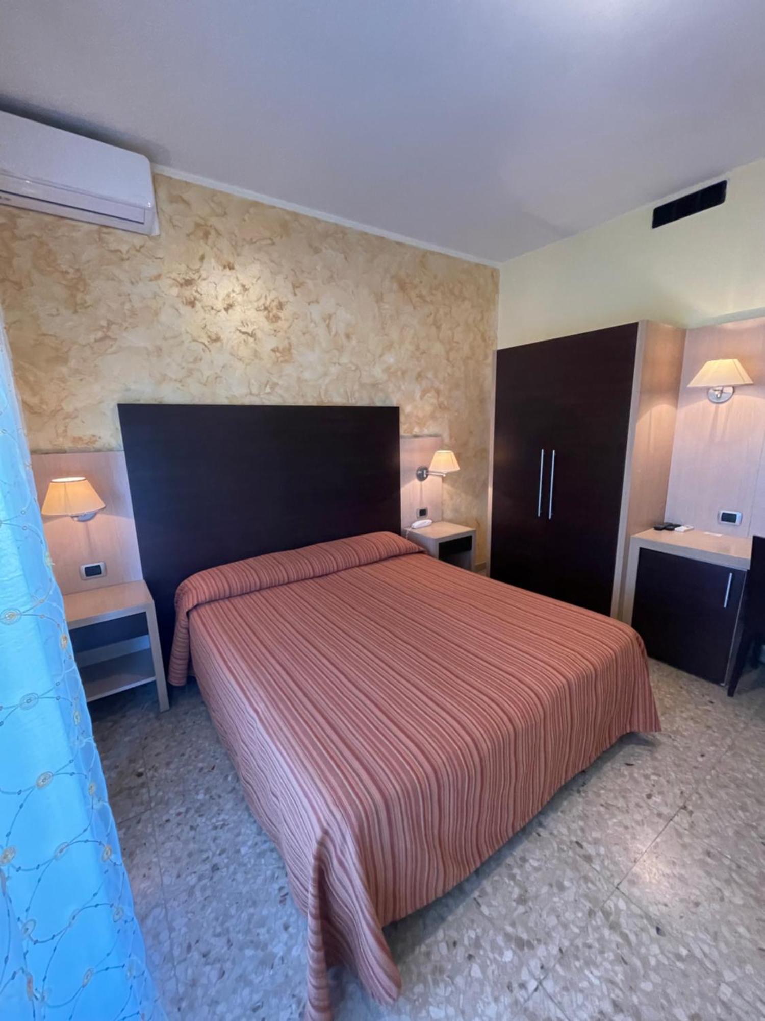 Hotel Promenade Porto SantʼElpidio Buitenkant foto