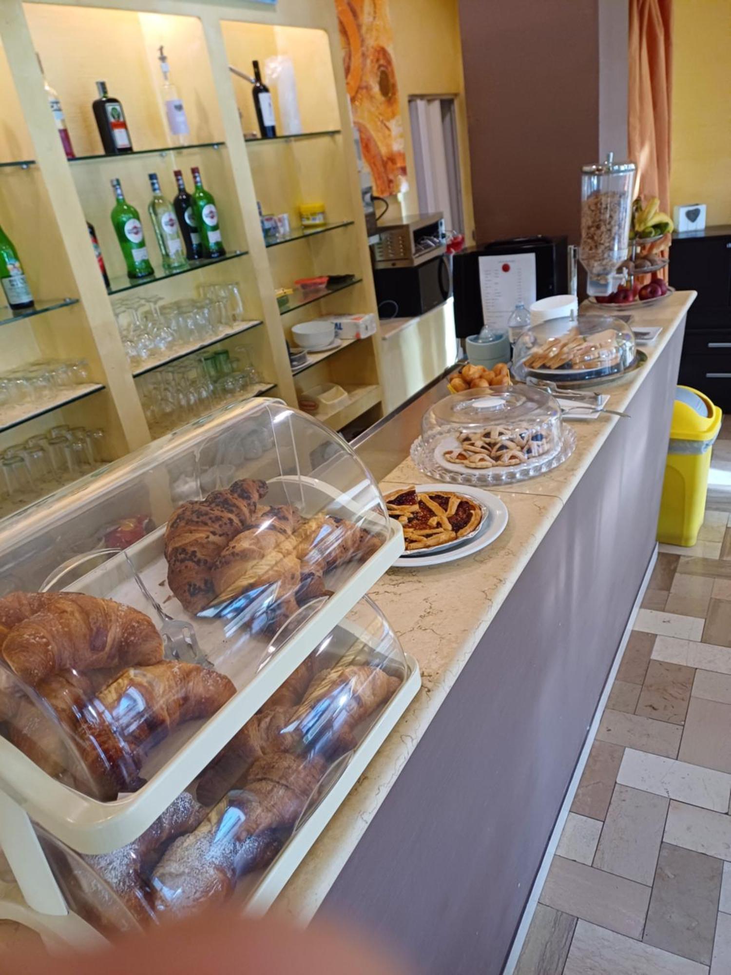 Hotel Promenade Porto SantʼElpidio Buitenkant foto