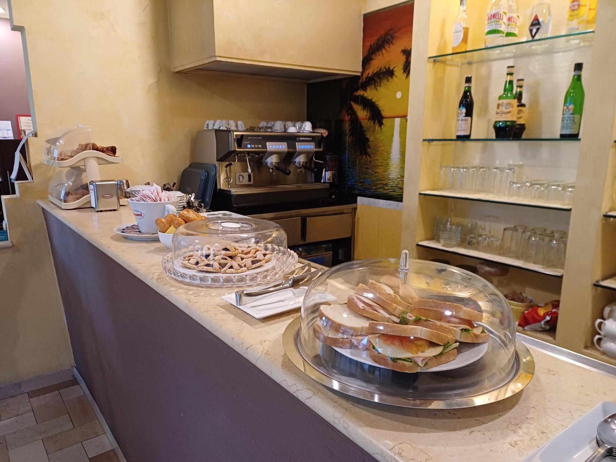 Hotel Promenade Porto SantʼElpidio Buitenkant foto