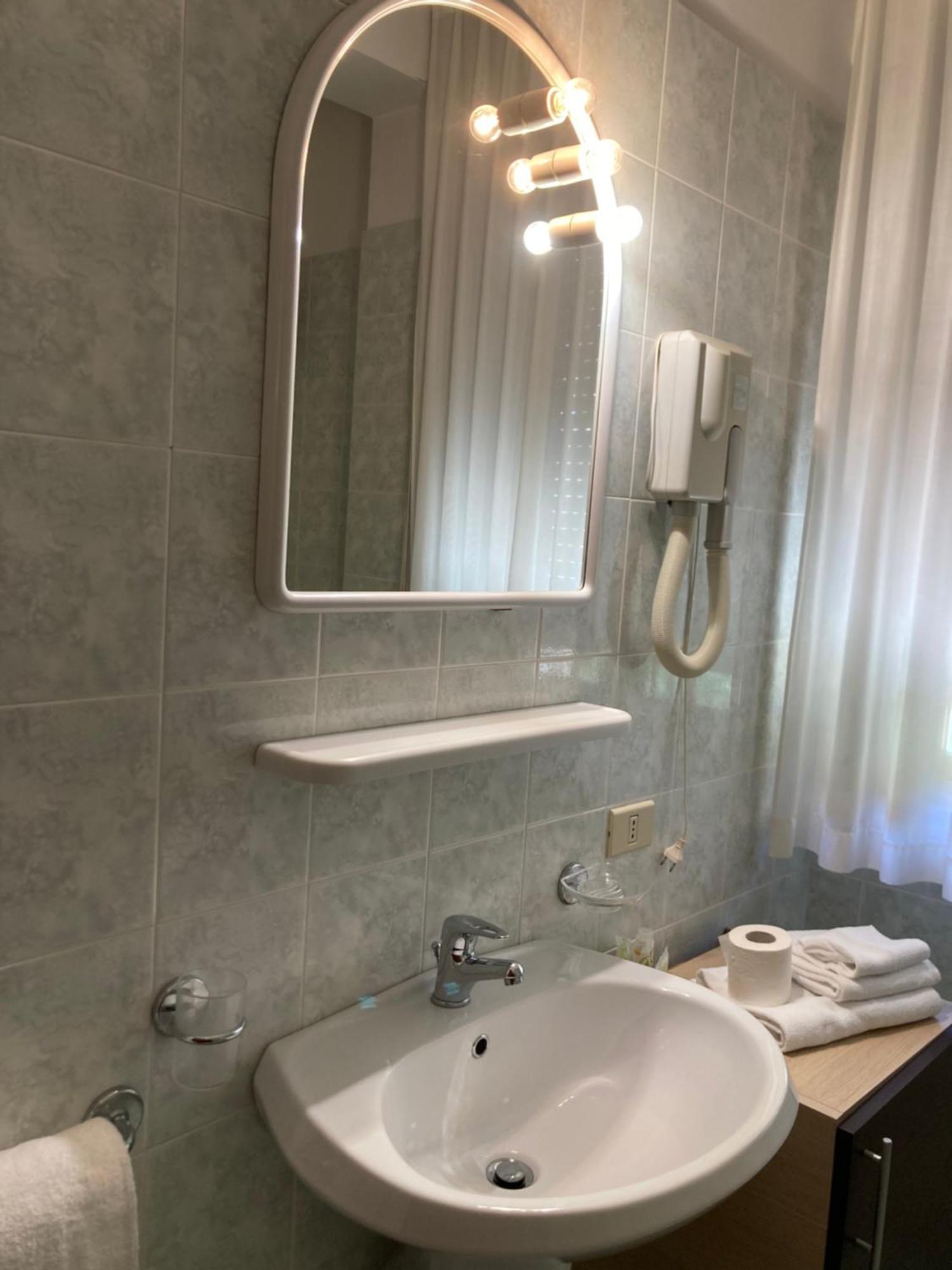 Hotel Promenade Porto SantʼElpidio Buitenkant foto