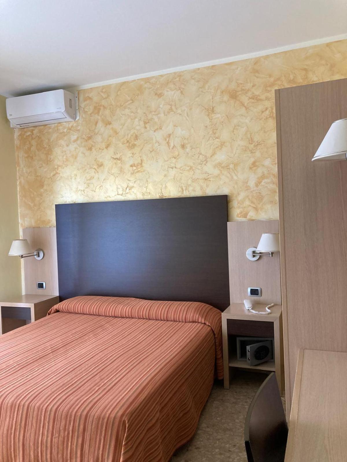 Hotel Promenade Porto SantʼElpidio Buitenkant foto
